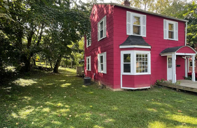 **August 2027** Large Backyard & Back Deck!! 5 Bed, 2 Bath House!! Gallery 2