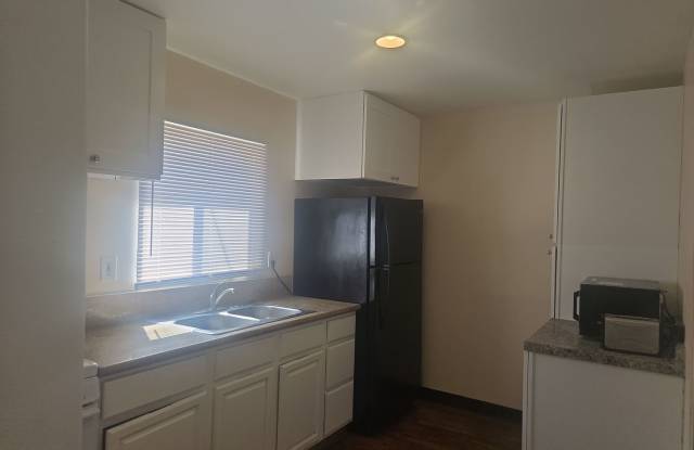 Must see this Large  one bedrom one bath  ADU home with availalbe off street parking. photos photos