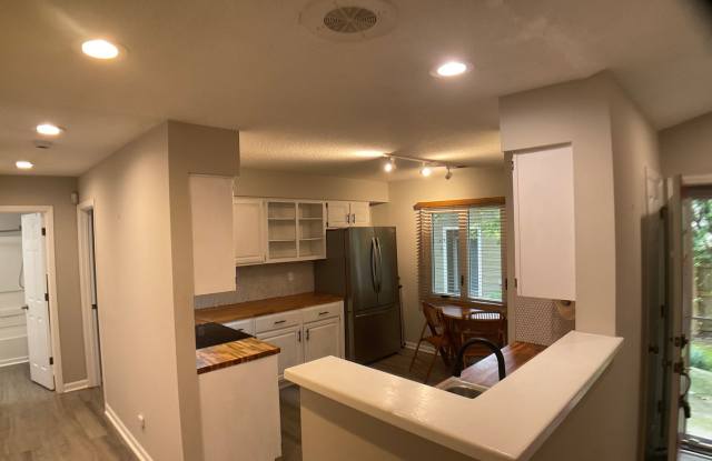 Updated 2 Bed with Garage in Popular Five Oaks!  Community Pool! Gallery 3