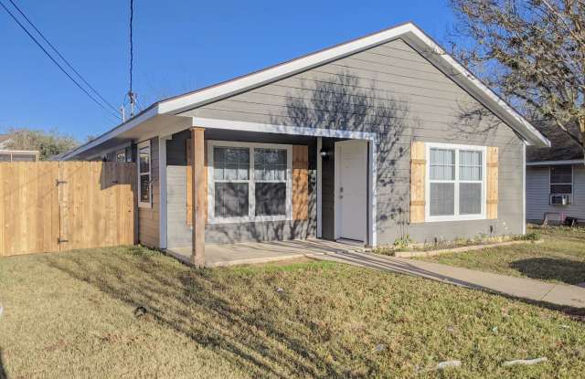 Available for April Move in! - Renovated 3 Bed 1.5 Bath House Biking Distance to Campus! photos photos