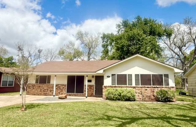 Adorable and Spacious 3/1.5 w/ Den in Lake Jackson! photos photos