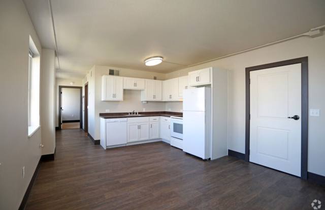 Gorgeous Historic Property-Newly Remodeled Bathrooms, Spacious Floor Plans, Spacious Closet Gallery 4