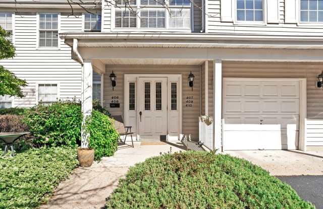 Beautifully maintained first-floor, 2-bedroom, 2-bathroom condo Gallery 3