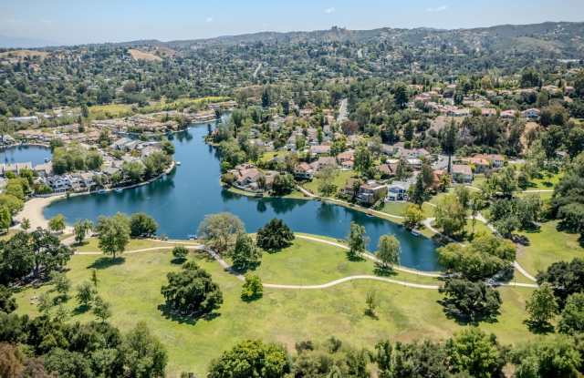 Luxury waterfront living in Calabasas Gallery 3