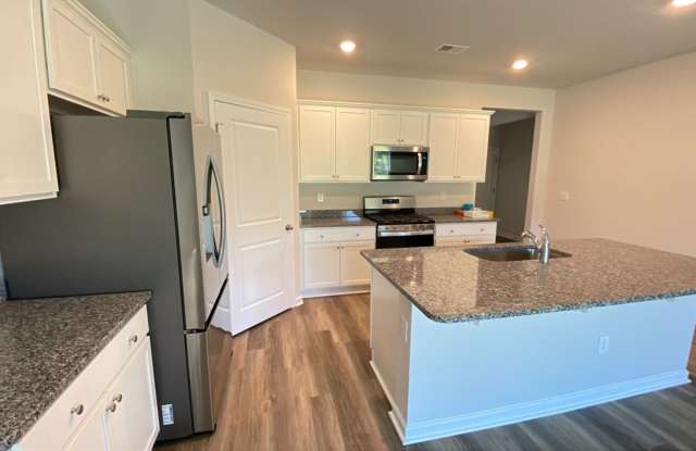 New build 4 bedroom house in Market Commons photos photos