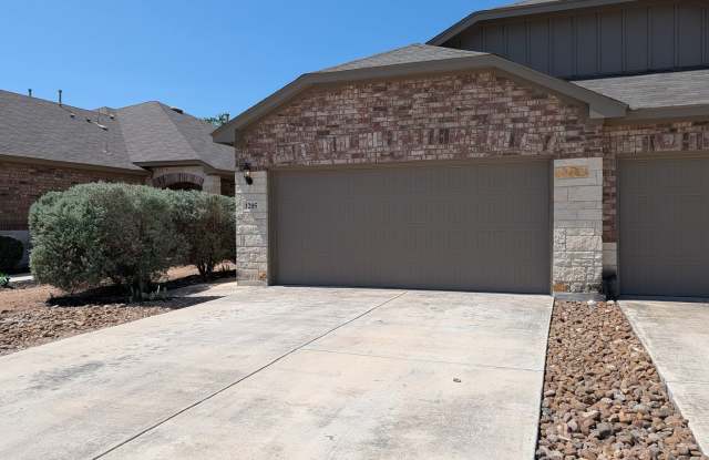 Walk to Historic Gruene / Fridge / Gas Cooking / Fenced in yard / CISD *2 weeks free rent* Gallery 3