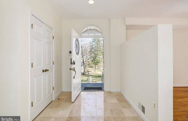 6808 BRADLEY BOULEVARD Gallery 2