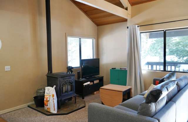 Spacious 1BD + Loft / 2BA Corner Condo | Garage, In-Unit Laundry & Near Eagle Lodge | Bigwood Gallery 3