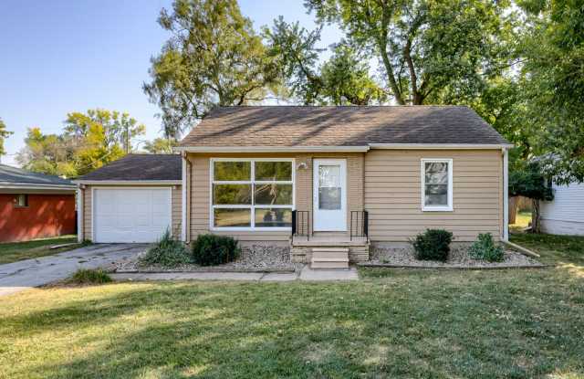 2 Bedroom With Oversized Garage & Prime Location Near 90th & Blondo!! photos photos