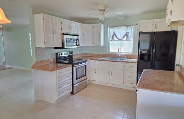 Cute Single Family Home~Carport~Fenced Yard Gallery 4