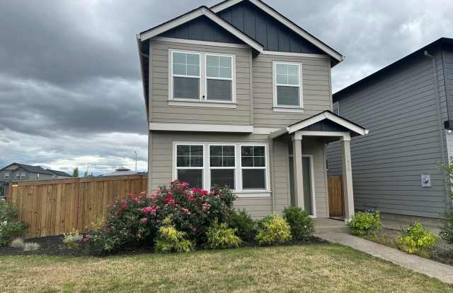 Newer 4 bedroom 2.5 bathroom house! photos photos