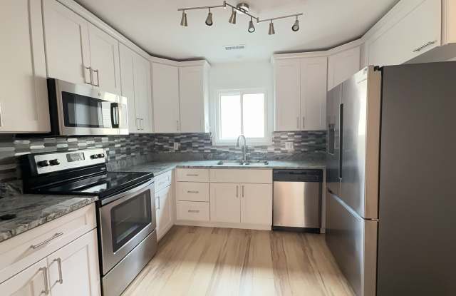 Spacious 2-Bedroom Condo! Gallery 3