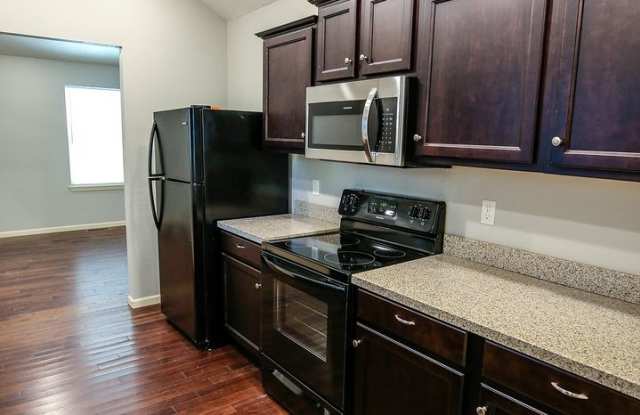 3 bed 2 bath w/ beautiful yard space blocks away from MSU Gallery 4