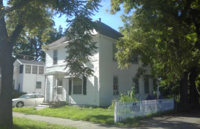 Spacious 3BR, 2BTH with parking off street photos photos