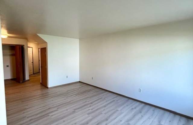 Charming 3 Bed, 1.5 Bath Unit in the Heart of Belgrade – Updated and Move-In Ready! photos photos