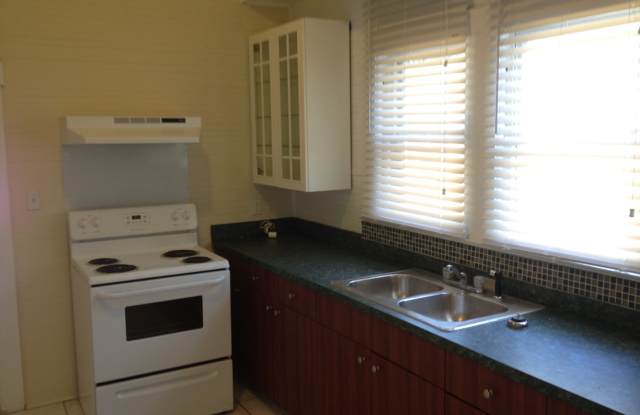 North Hyde Park Bungalow: Close to SOHO, Downtown  U.T. - 1932 West Nassau Street, Tampa, FL 33607