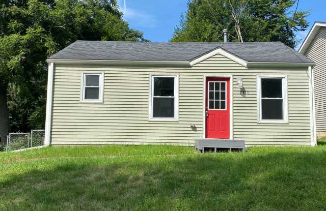 Cozy 1 Bedroom House With Fenced in Backyard - 2314 East 41st Street, Des Moines, IA 50317 Cozy 1 Bedroom House With Fenced in Backyard - 2314 East 41st Street, Des Moines, IA 50317