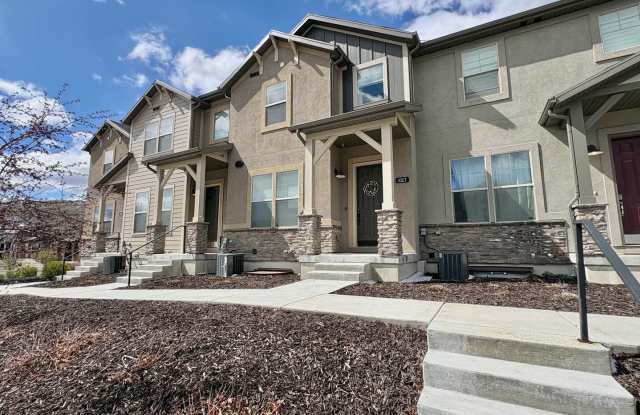 Spacious 4 Bed, 3.5 Bath Furnished Townhome with Garage in a Peaceful, Prime Location photos photos