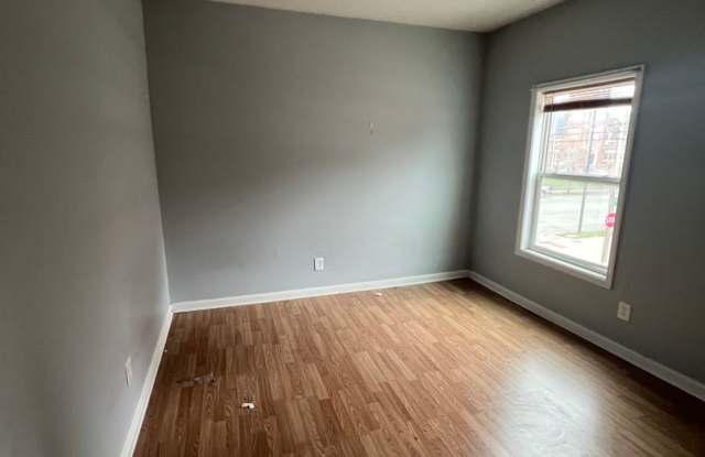 Spacious Three-Bedroom Apartment in the Russell Neighborhood Gallery 3
