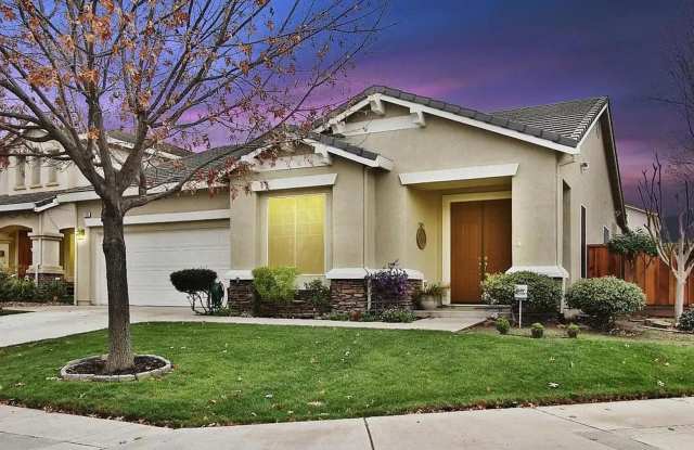 Spacious 4-Bedroom Home in Desirable Tracy Neighborhood! Gallery 1