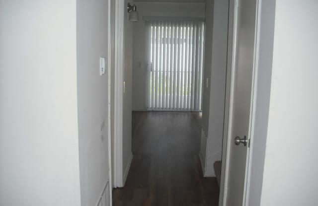 Spacious 2 story 3 bedroom Whalers Village Condominium Home Gallery 4