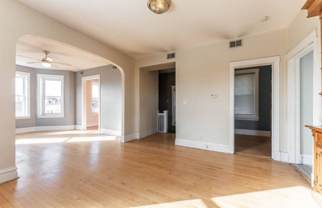 2042 W Armitage Ave photos photos