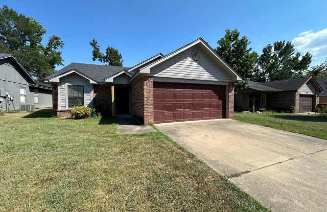 Welcome to this charming 3-bedroom, 2-bathroom home located in the heart of Russellville, AR. - 2111 Timberwood Lane, Russellville, AR 72802