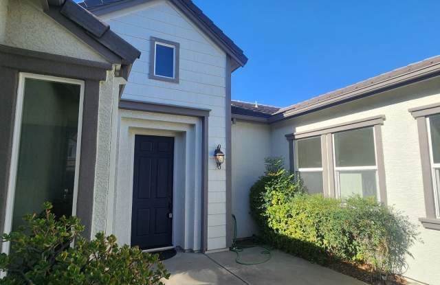 Wonderdful 3 Bedroom + Den, 2.5 Bathroom Home in Elk Grove Gallery 4