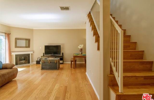 11524 MOORPARK ST Gallery 2