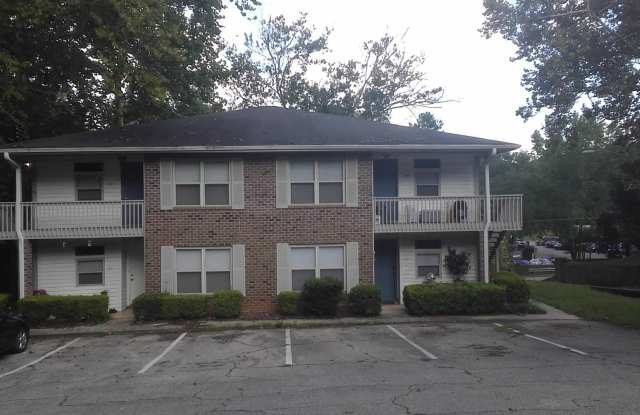 Large 2/2 flat, Close to restaraunts and shop filled Captial Circle NE!! photos photos
