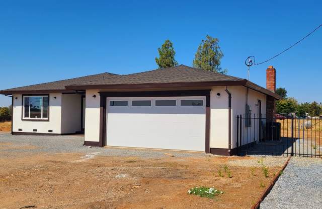 NEWER HOME ON ACRE HUGE LOT! Gallery 4