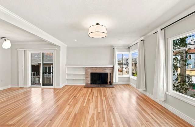 Sun-Drenched Lakeshore Living Gallery 1