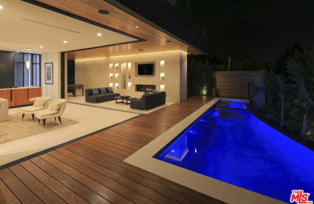 8381 HOLLYWOOD Boulevard Gallery 2