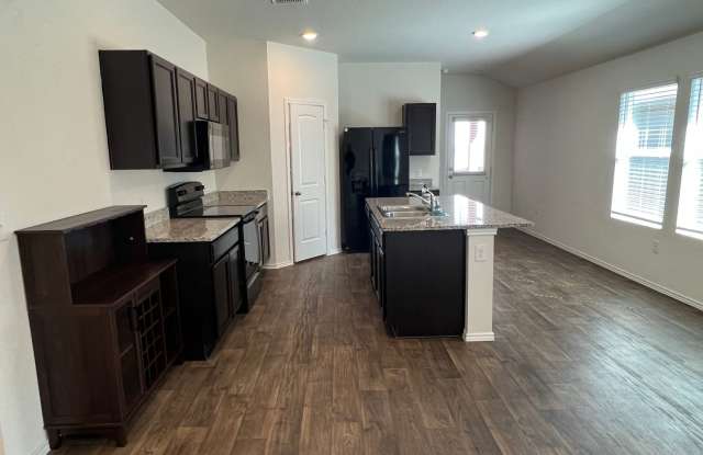 3 Bedroom with Open Floorplan and Large Backyard! Gallery 4