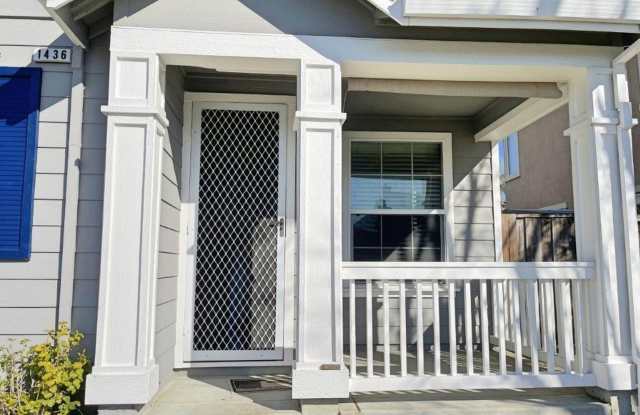 MODERN 3 BEDROOM 2 STORY W/ HUGE LOFT OVER GARAGE IN DIXON *STAR RENTALS Gallery 3