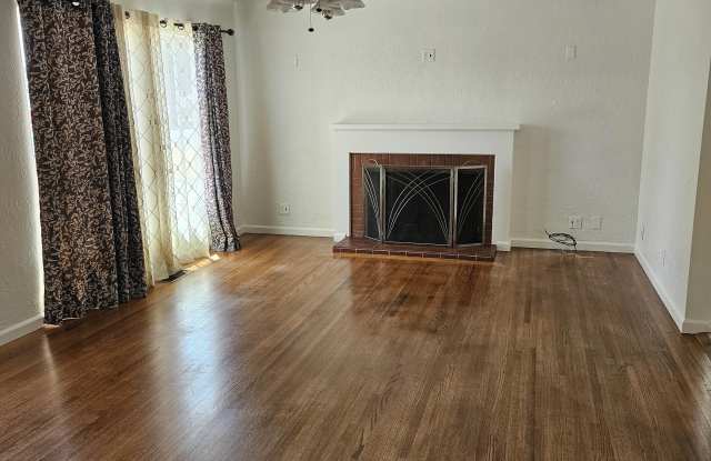 1539 Bronson Avenue photos photos