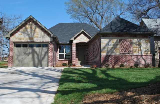 521 W Sears Street - 521 West Sears Street, Denison, TX 75020 521 W Sears Street - 521 West Sears Street, Denison, TX 75020