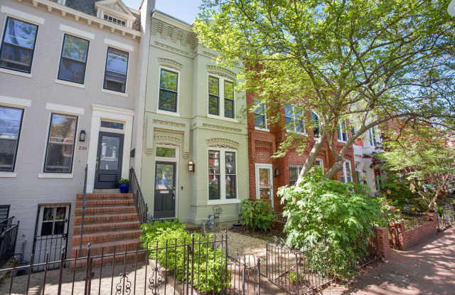 Available Now! // 3 Bedroom 2.5 Bathroom Townhouse // Kingman Park/Capitol Hill with Parking! photos photos