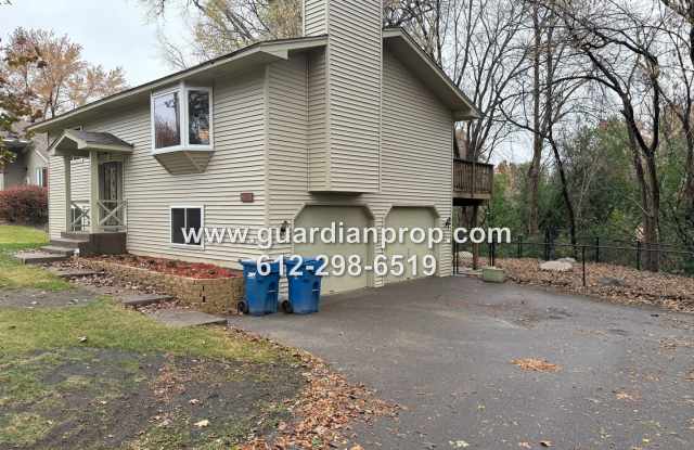 White Bear Township House Available Now, Open Floor Plan, Family Room, Fenced Yard, Attached Garage - 5368 Northwest Avenue, Ramsey County, MN 55110