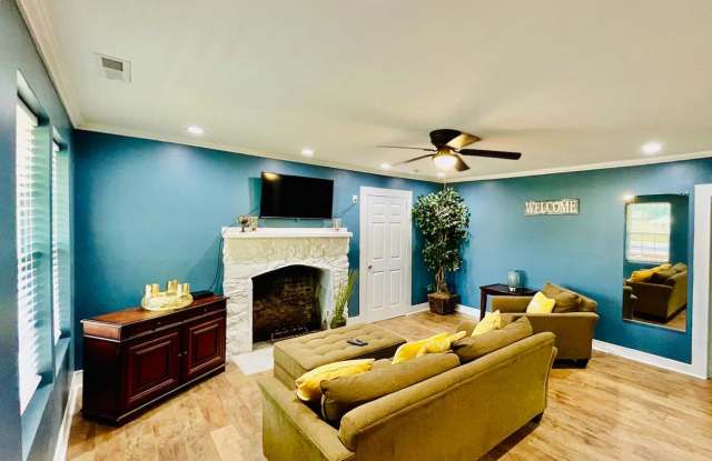 Room in 3 Bedroom Home at Velma Ave photos photos