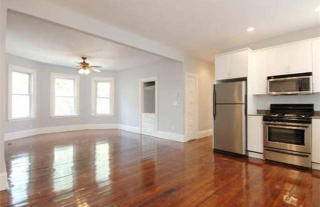 Sunny, massive, Modern.  "Socially Inclined" apartment near NEU with modern appliances and plenty of space! Gallery 4