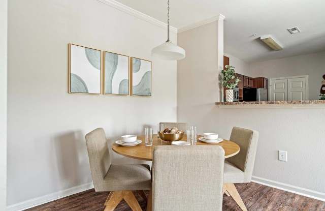 Vintage Creekwood Park Apartments Gallery 4