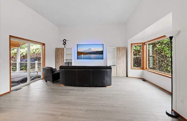 4Bd/3Ba Seattle Home Gallery 3