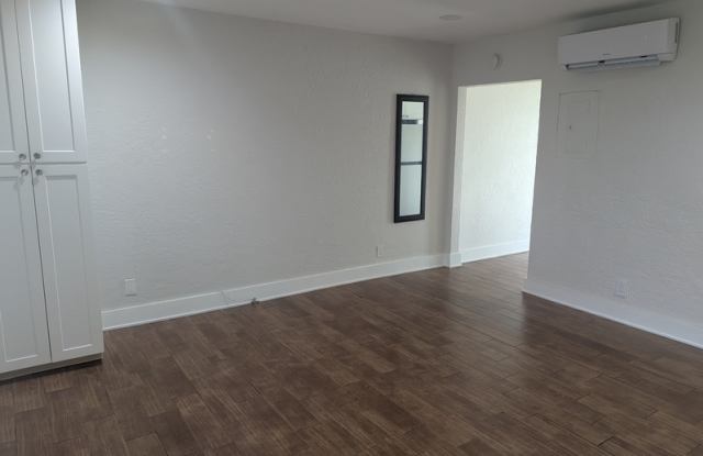 3221 Northeast 9th Street - 2 photos photos