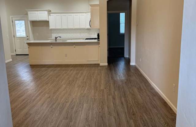 Charming 2 bed/2 bath in gated community The Enclave! Gallery 4