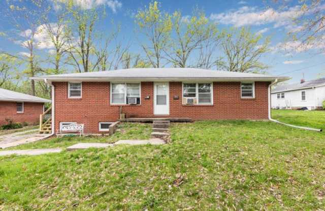 1BR/1BA Duplex in Convenient Location! Hardwood floors, shaded backyard, central AC  heat. Convenience to the ARC, Gerbes, Broadway Shopping Center  Again St. Park! photos photos