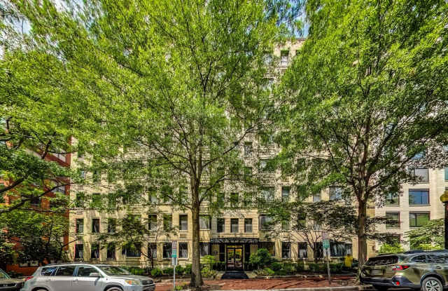 Stylish 1 Bedroom Condo in Foggy Bottom! Gallery 1