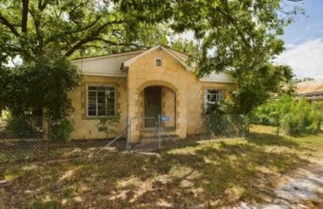 Cozy three bedroom in Hye Texas - 10243 U.S. 290, Blanco County, TX 78635