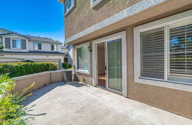 4 Bedroom Oaklane Townhome in Santa Clarita! Gallery 4