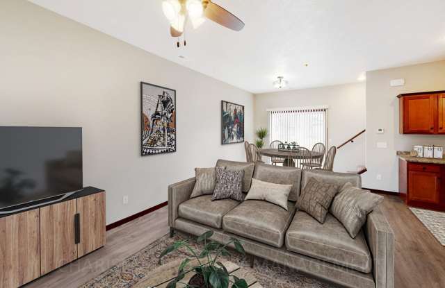 3 BD, 2.5 BA TOWNHOME, DOUBLE ATTACHED GARAGE, PET FRIENDLY, HARRISBURG Gallery 3